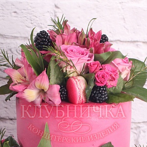 Свадебный торт "Малиновый с живыми цветами" 